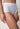 Nahaufnahme von einem Damen-Model, das HU white baumwolle Maxi Slip trägt