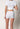 Rückansicht von einem Damen-Model, das HU white baumwolle Maxi Slip kurzes Bein trägt