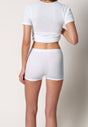 Rückansicht von einem Damen-Model, das HU white baumwolle Maxi Slip kurzes Bein trägt