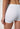 Nahaufnahme von einem Damen-Model, das HU white baumwolle Maxi Slip kurzes Bein trägt