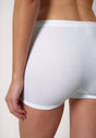 Nahaufnahme von einem Damen-Model, das HU white baumwolle Maxi Slip kurzes Bein trägt