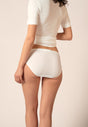 Rückansicht von einem Damen-Model, das HU white baumwolle Midi Slip trägt