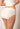 Nahaufnahme von einem Damen-Model, das HU white baumwolle Midi Slip trägt
