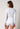 Rückansicht von einem Damen-Model, das HU white baumwolle Shirt langarm trägt