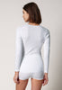 Rückansicht von einem Damen-Model, das HU white baumwolle Shirt langarm trägt
