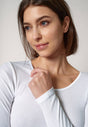Nahaufnahme von einem Damen-Model, das HU white baumwolle Shirt langarm trägt