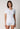 Vorderansicht von einem Damen-Model, das HU white baumwolle Shirt kurzarm trägt
