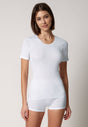 Vorderansicht von einem Damen-Model, das HU white baumwolle Shirt kurzarm trägt