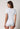 Rückansicht von einem Damen-Model, das HU white baumwolle Shirt kurzarm trägt