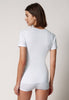 Rückansicht von einem Damen-Model, das HU white baumwolle Shirt kurzarm trägt