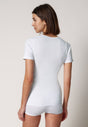 Rückansicht von einem Damen-Model, das HU white baumwolle Shirt kurzarm trägt