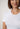 Nahaufnahme von einem Damen-Model, das HU white baumwolle Shirt kurzarm trägt