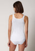 Rückansicht von einem Damen-Model, das HU white baumwolle Tanktop trägt