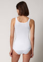 Rückansicht von einem Damen-Model, das HU white baumwolle Tanktop trägt