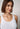 Nahaufnahme von einem Damen-Model, das HU white baumwolle Tanktop trägt