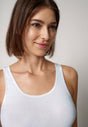 Nahaufnahme von einem Damen-Model, das HU white baumwolle Tanktop trägt