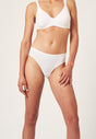 Vorderansicht von einem Damen-Model, das HU white mikrofaser Rio Slip Doppelpack trägt