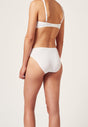 Rückansicht von einem Damen-Model, das HU white mikrofaser Rio Slip Doppelpack trägt