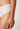 Nahaufnahme von einem Damen-Model, das HU white mikrofaser Rio Slip Doppelpack trägt