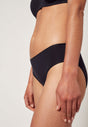 Nahaufnahme von einem Damen-Model, das HU black mikrofaser Rio Slip Doppelpack trägt