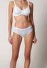 Vorderansicht von einem Damen-Model, das HU white mikrofaser Midi Slip Doppelpack trägt