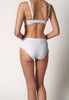 Rückansicht von einem Damen-Model, das HU white mikrofaser Midi Slip Doppelpack trägt