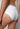 Nahaufnahme von einem Damen-Model, das HU white mikrofaser Midi Slip Doppelpack trägt