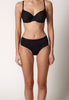 Vorderansicht von einem Damen-Model, das HU black mikrofaser Midi Slip Doppelpack trägt