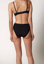 Rückansicht von einem Damen-Model, das HU black mikrofaser Midi Slip Doppelpack trägt