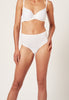 Vorderansicht von einem Damen-Model, das HU white mikrofaser String Doppelpack trägt