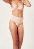 Vorderansicht von einem Damen-Model, das HU dusty rose mikrofaser String Doppelpack trägt