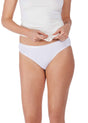 Vorderansicht von einem Damen-Model, das HU white mikrofaser Rio Slip Doppelpack trägt