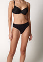 Vorderansicht von einem Damen-Model, das HU black mikrofaser Rio Slip Doppelpack trägt