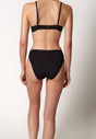 Rückansicht von einem Damen-Model, das HU black mikrofaser Rio Slip Doppelpack trägt