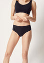 Vorderansicht von einem Damen-Model, das HU black mikrofaser Rio Slip trägt