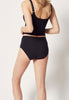 Rückansicht von einem Damen-Model, das HU black mikrofaser Maxi Slip trägt