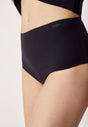 Nahaufnahme von einem Damen-Model, das HU black mikrofaser Maxi Slip trägt