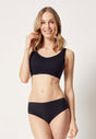 Vorderansicht von einem Damen-Model, das HU black mikrofaser Soft BH herausn. Pads trägt