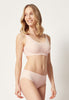 Vorderansicht von einem Damen-Model, das HU dusty rose mikrofaser Soft BH herausn. Pads trägt