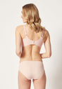 Rückansicht von einem Damen-Model, das HU dusty rose mikrofaser Soft BH herausn. Pads trägt