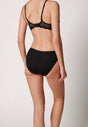 Rückansicht von einem Damen-Model, das HU black mikrofaser Rio Slip trägt