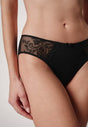 Nahaufnahme von einem Damen-Model, das HU black mikrofaser Rio Slip trägt