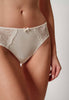 Nahaufnahme von einem Damen-Model, das HU bridal blush mikrofaser Rio Slip trägt