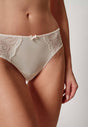 Nahaufnahme von einem Damen-Model, das HU bridal blush mikrofaser Rio Slip trägt