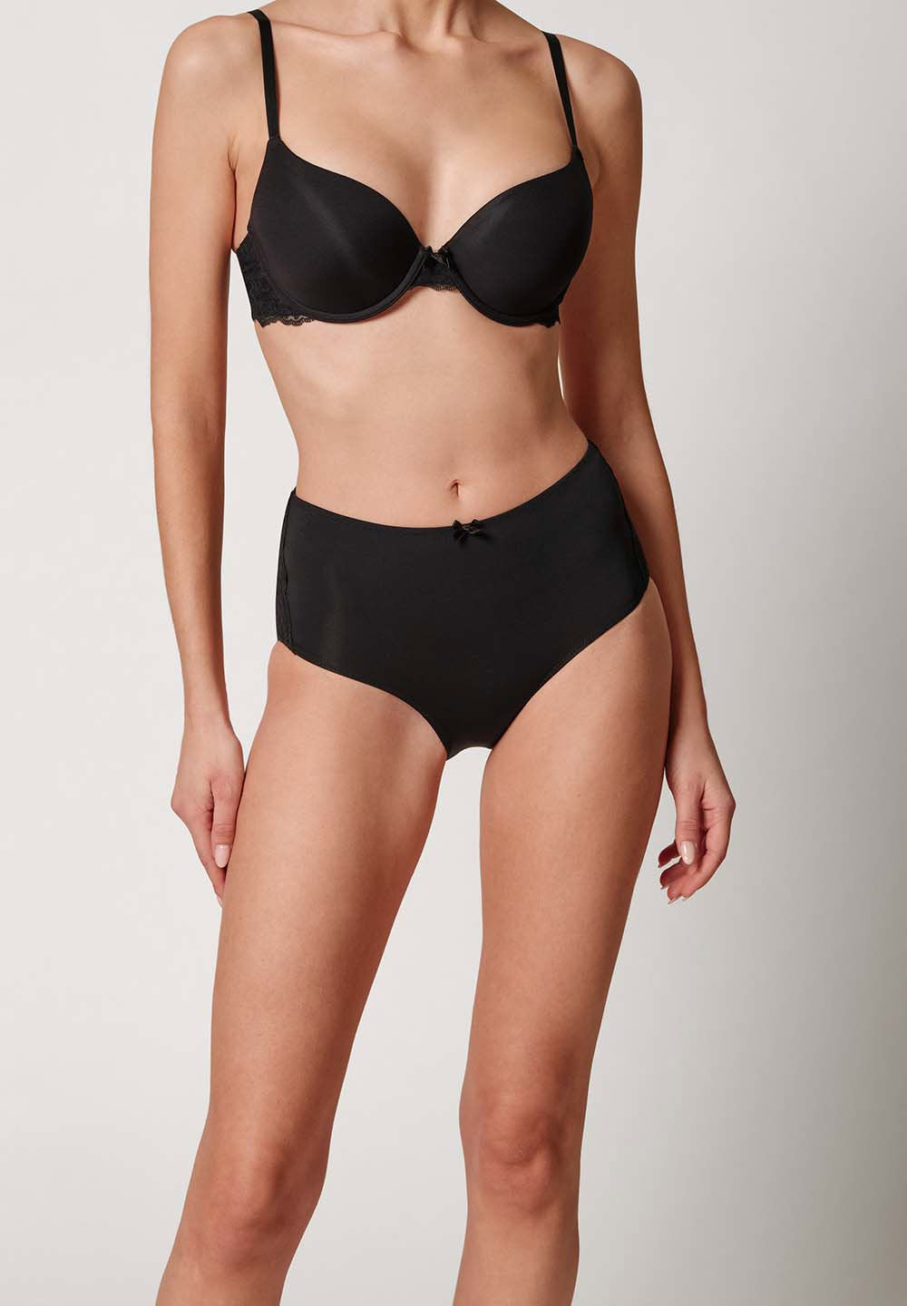 Vorderansicht von einem Damen-Model, das HU black mikrofaser Maxi Slip trägt