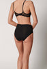 Rückansicht von einem Damen-Model, das HU black mikrofaser Maxi Slip trägt