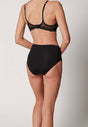 Rückansicht von einem Damen-Model, das HU black mikrofaser Maxi Slip trägt