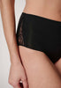 Nahaufnahme von einem Damen-Model, das HU black mikrofaser Maxi Slip trägt