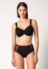 Vorderansicht von einem Damen-Model, das HU black mikrofaser Minimizer BH trägt