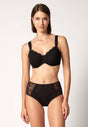 Vorderansicht von einem Damen-Model, das HU black mikrofaser Minimizer BH trägt